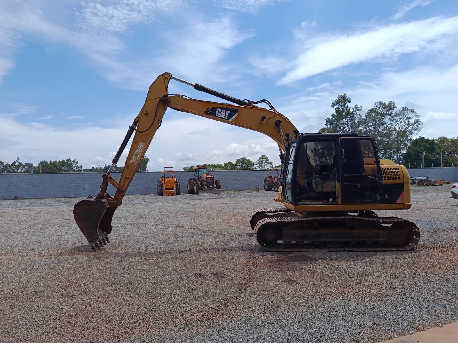 Escavadeira Caterpillar CAT312DJL — Vista frontal